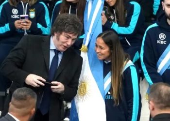 EL PRESIDENTE MILEI ENTREGÓ LA BANDERA Y DESPIDIÓ A LOS ATLETAS QUE IRÁN A LOS JUEGOS OLÍMPICOS