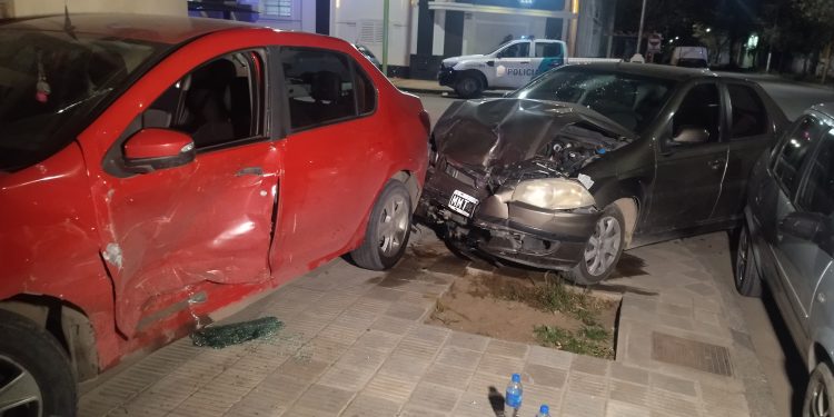 CHOCARON DOS AUTOS Y UN JOVEN SUFRIÓ HERIDAS