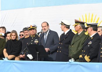EL INTENDENTE DE LA CIUDAD HABLO EN EL DESFILE POR EL 9 DE JULIO