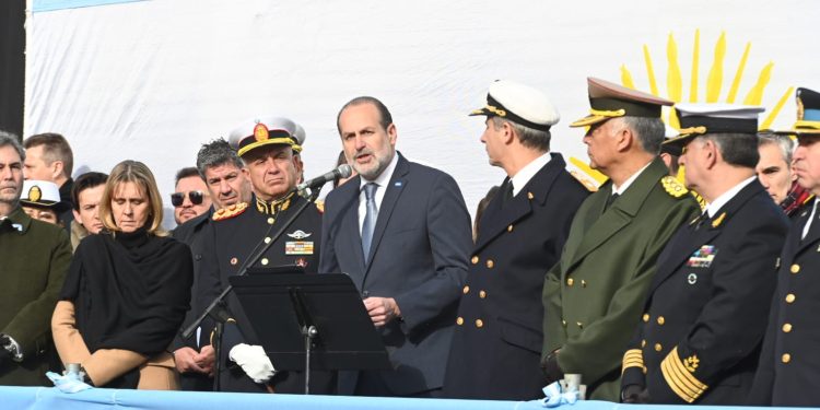 EL INTENDENTE DE LA CIUDAD HABLO EN EL DESFILE POR EL 9 DE JULIO