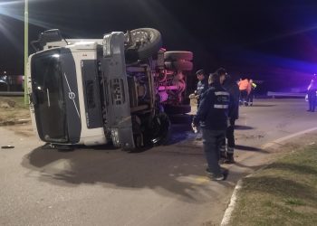 VOLCÓ UN CAMIÓN DE BAHÍA SAPEM EN LA ROTONDA DE LÁINEZ