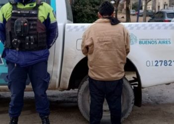 AMENAZÓ CON UN HACHA A SU PAREJA QUE ENCUENTRA INMÓVIL EN UNA CAMA