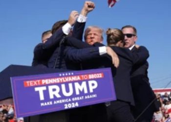 DISPAROS EN UN ACTO DE TRUMP: SE LO LLEVARON ENSANGRENTADO