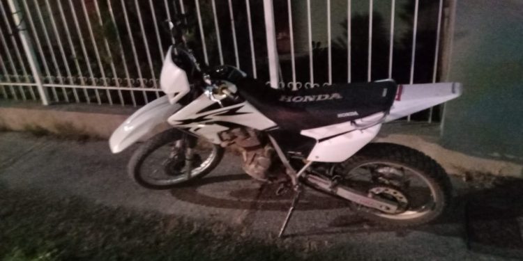 FUERTE ACCIDENTE ENTRE UN AUTO Y UNA MOTO