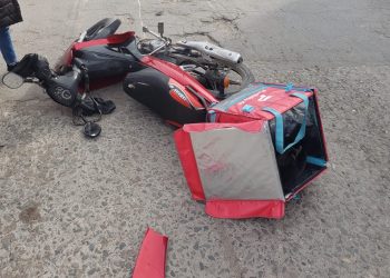 UN HOMBRE SE CAYÓ DE SU MOTO EN EL MACROCENTRO DE LA CIUDAD