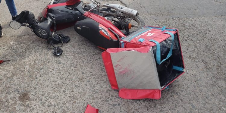UN HOMBRE SE CAYÓ DE SU MOTO EN EL MACROCENTRO DE LA CIUDAD