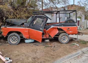 UN COLECTIVO SE CHOCÓ UNA CAMIONETA QUE ESTABA ESTACIONADA
