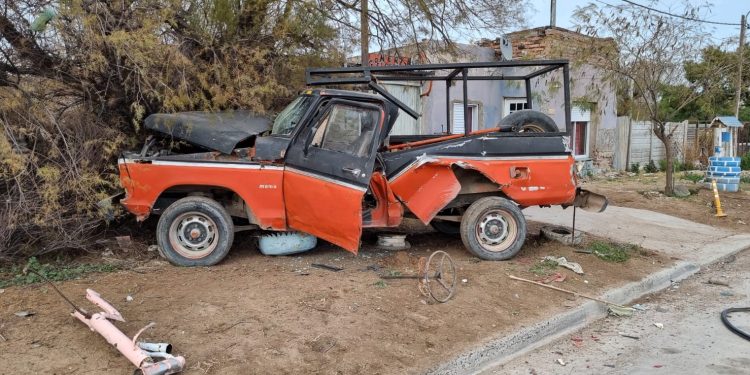 UN COLECTIVO SE CHOCÓ UNA CAMIONETA QUE ESTABA ESTACIONADA