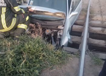 QUISO PASAR POR LAS VÍAS Y QUEDÓ ATASCADO