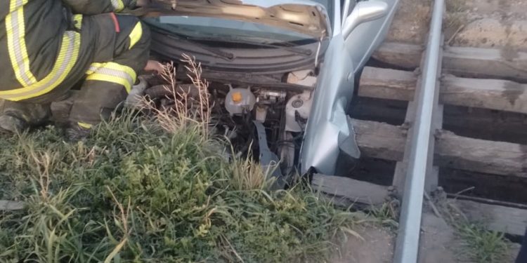 QUISO PASAR POR LAS VÍAS Y QUEDÓ ATASCADO