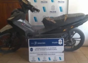 CIRCULABAN EN UNA MOTO ROBADA Y SE DIERON A LA FUGA