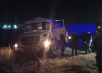 UN CAMIÓN CHOCÓ CONTRA EL GUARDARRAÍL Y QUEDÓ EN LA BANQUINA