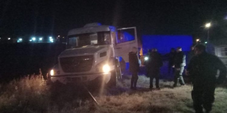 UN CAMIÓN CHOCÓ CONTRA EL GUARDARRAÍL Y QUEDÓ EN LA BANQUINA