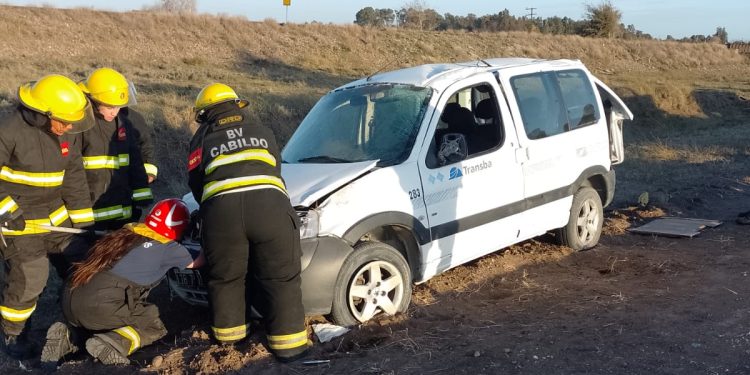 UNA CAMIONETA VOLCO EN UN CAMINO VECINAL Y HOSPITALIZARON A UN MOTOCICLISTA, LO MÁS DESTACADO DEL MIERCOLES EN BAHÍA