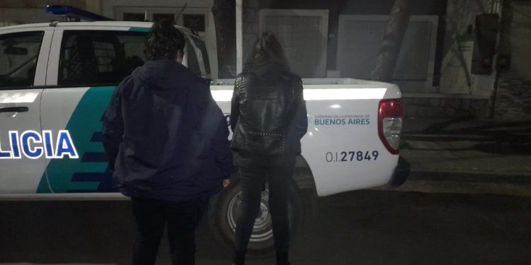 TRES MUJERES APREHENDIDAS POR GRAFITEAR EL FRENTE DE UN LOCAL GASTRONÓMICO