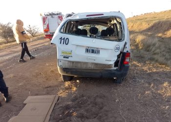 HIZO UNA MALA MANIOBRA Y VOLCÓ CON SU CAMIONETA