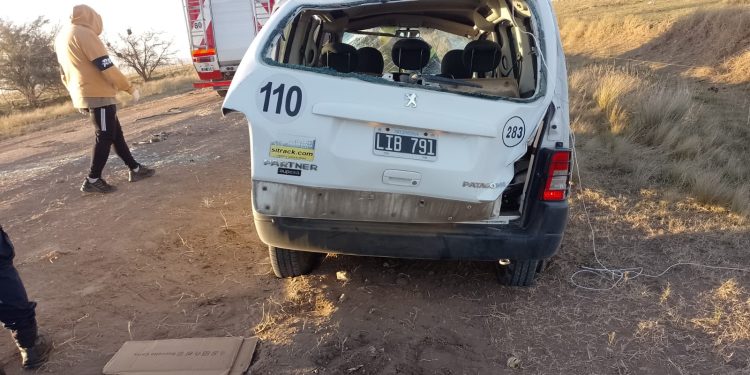 HIZO UNA MALA MANIOBRA Y VOLCÓ CON SU CAMIONETA