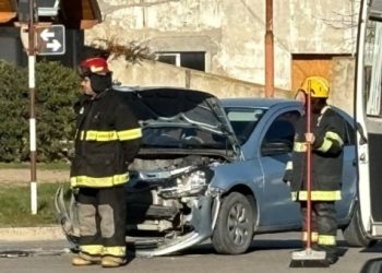 UN CHOQUE ENTRE DOS AUTOS PROVOCÓ UN CORTE DE LUZ
