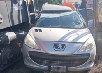 UN AUTO CHOCÓ CON UNA LOCOMOTORA EN UN PASO A NIVEL DEL BARRIO CENTENARIO