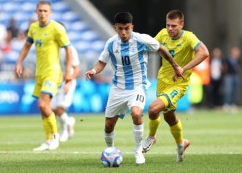 ARGENTINA LE GANÓ A UCRANIA 2 A 0, FUE SEGUNDA Y CHOCARÁ ANTE FRANCIA