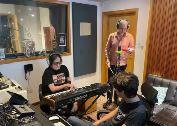 LA FOTO DE CHARLY GARCÍA Y PEDRO AZNAR GRABANDO UN TEMA JUNTOS: «SE VIENE»