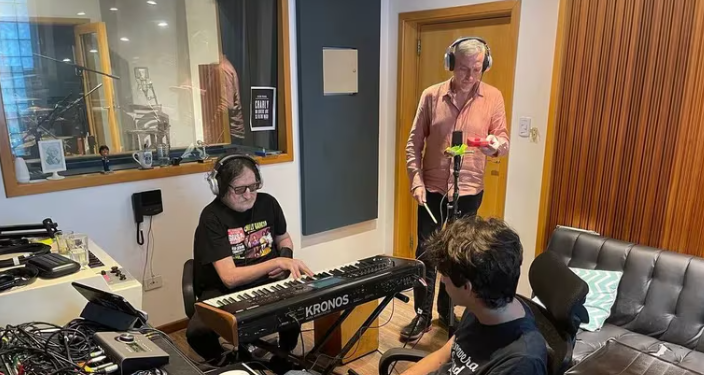 LA FOTO DE CHARLY GARCÍA Y PEDRO AZNAR GRABANDO UN TEMA JUNTOS: «SE VIENE»