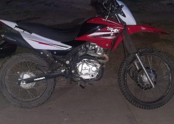 UNA MOTOCICLISTA CHOCÓ CONTRA UN AUTO Y DIO POSITIVO EN ALCOHOLEMIA