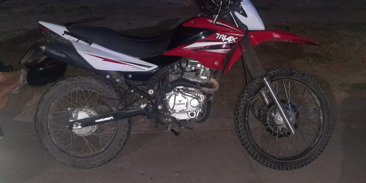 UNA MOTOCICLISTA CHOCÓ CONTRA UN AUTO Y DIO POSITIVO EN ALCOHOLEMIA