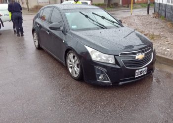 UN AUTO IMPACTÓ A UNA MUJER CUANDO CRUZABA LA CALLE