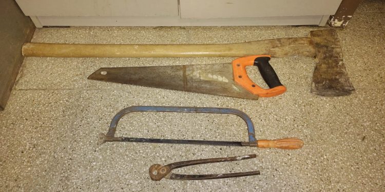 TALABAN UN POSTE DE ALUMBRADO PÚBLICO PARA ROBAR LOS CABLES Y LOS APREHENDIERON