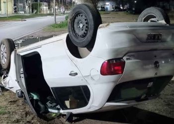 MANEJABA ALCOHOLIZADO, CHOCÓ CONTRA UN POSTE Y TERMINÓ VOLCANDO