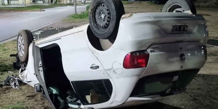 MANEJABA ALCOHOLIZADO, CHOCÓ CONTRA UN POSTE Y TERMINÓ VOLCANDO