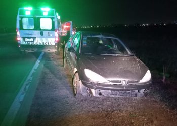 UN AUTO TERMINÓ VOLCANDO EN LA RUTA 3