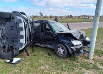 UN AUTO VOLCADO Y EL OTRO INCRUSTADO EN UN POSTE