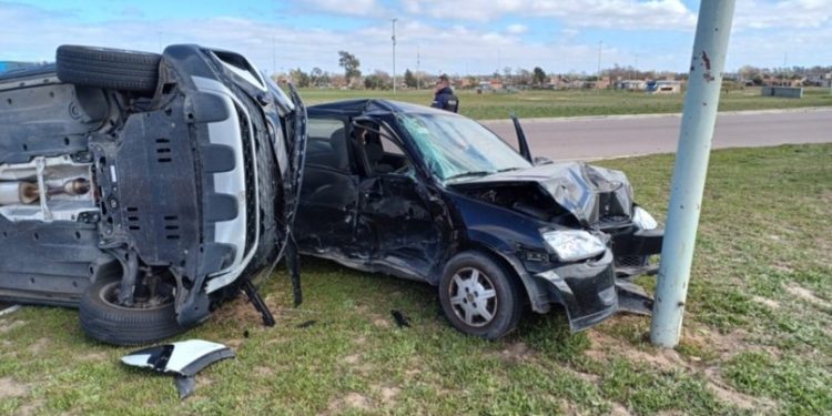 UN AUTO VOLCADO Y EL OTRO INCRUSTADO EN UN POSTE