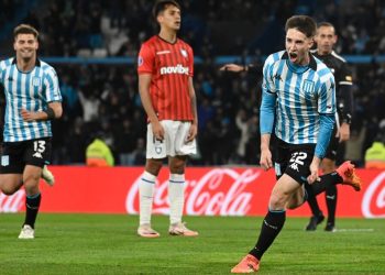 RACING APLASTÓ A HUACHIPATO Y AVANZÓ EN LA COPA SUDAMERICANA