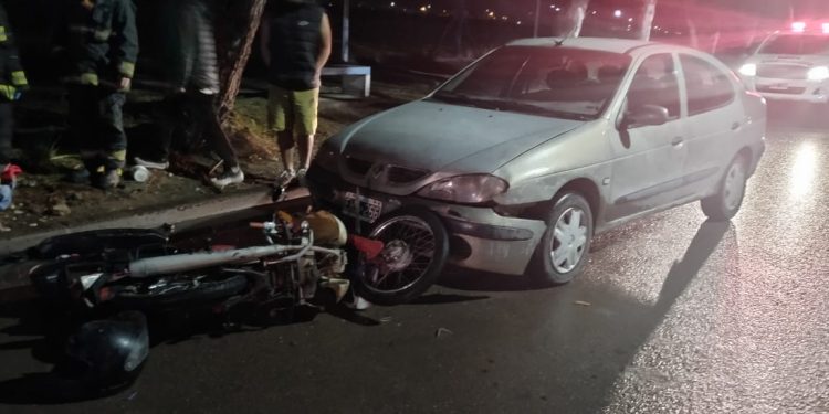 UN AUTO IMPACTÓ CONTRA UNA MOTO EN TIERRA DEL FUEGO AL 2300