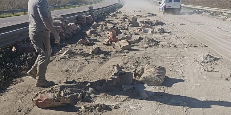 VARIAS BOLSAS DE CEMENTO QUEDARON SOBRE LA RUTA LUEGO DE UN VUELCO