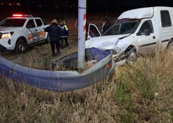 UN CONDUCTOR ALCOHOLIZADO CHOCÓ EN LA ROTONDA DEL ACCESO A CERRI