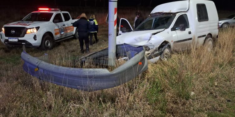 UN CONDUCTOR ALCOHOLIZADO CHOCÓ EN LA ROTONDA DEL ACCESO A CERRI