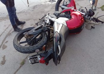 19 AÑOS TIENE EL MOTOCICLISTA QUE FUE HOSPITALIZADO LUEGO DE CHOCAR EN EL BARRIO NOROESTE