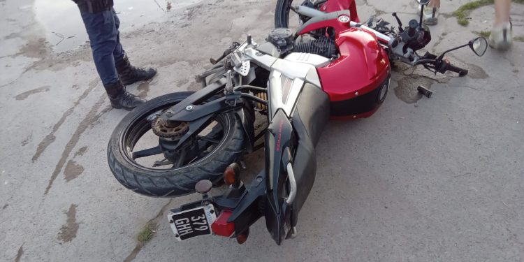 19 AÑOS TIENE EL MOTOCICLISTA QUE FUE HOSPITALIZADO LUEGO DE CHOCAR EN EL BARRIO NOROESTE