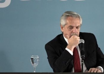 ALBERTO FERNÁNDEZ ENTREGÓ FICHAS MEDICAS Y CUADERNOS DE YAÑEZ A LA JUSTICIA