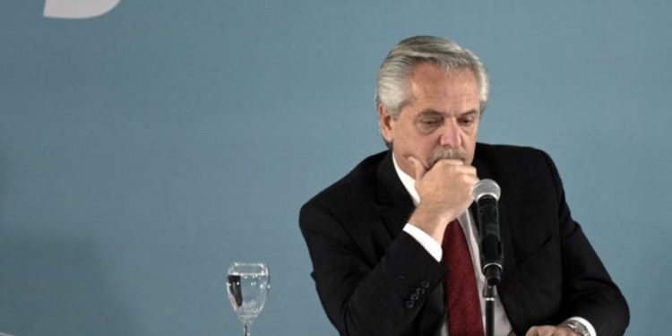 ALBERTO FERNÁNDEZ ENTREGÓ FICHAS MEDICAS Y CUADERNOS DE YAÑEZ A LA JUSTICIA