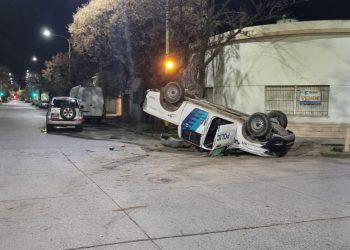 CHOQUE Y VUELCO DE UNA CAMIONETA DE LA POLICIA EN LA MADRUGADA DEL SABADO