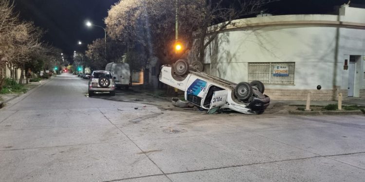 CHOQUE Y VUELCO DE UNA CAMIONETA DE LA POLICIA EN LA MADRUGADA DEL SABADO