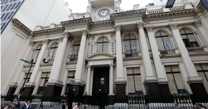 PROYECTAN QUE LA INFLACIÓN QUEDARÁ LEJOS DEL 1% QUE ANTICIPÓ EL GOBIERNO PARA FIN DE AÑO Y SE COMPLICA LA SALIDA DEL CEPO