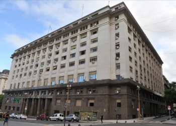 BLANQUEO: CRECEN LOS DEPÓSITOS EN DÓLARES POR LAS DECLARACIONES DE EFECTIVO Y UNA OPERACIÓN CLAVE HIZO BAJAR LA BRECHA