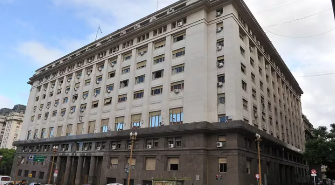 BLANQUEO: CRECEN LOS DEPÓSITOS EN DÓLARES POR LAS DECLARACIONES DE EFECTIVO Y UNA OPERACIÓN CLAVE HIZO BAJAR LA BRECHA