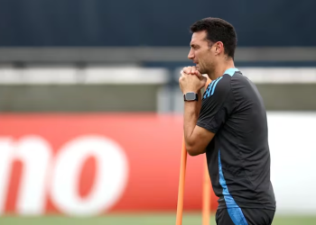 CON LA AUSENCIA DE MESSI, SCALONI CONFIRMÓ A LOS CITADOS PARA LA DOBLE FECHA DE ELIMINATORIAS ANTE CHILE Y COLOMBIA